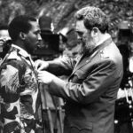 Castro entregando la orden José Martí a Sankara