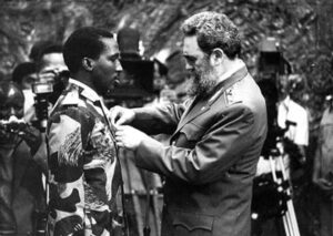 Castro entregando la orden José Martí a Sankara