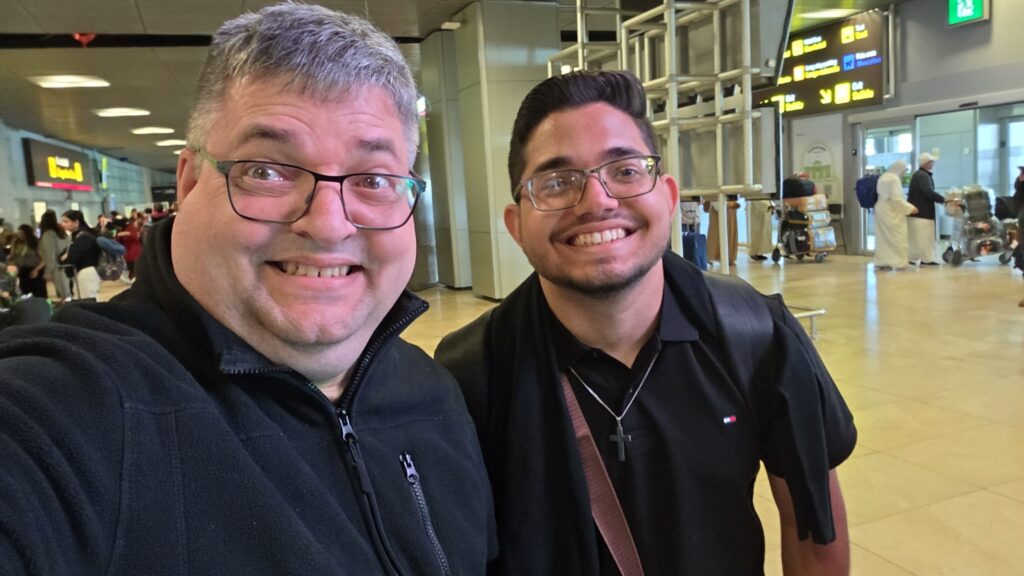 Iván Daniel Calás Navarro Junto a su Padre Iván Calás en el aeropuerto de Madrid al recibirlo