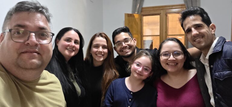 La familia de Iván Daniel Calás lo recibe en España, sus dos hermanas, cuñado y la esposa de su padre.