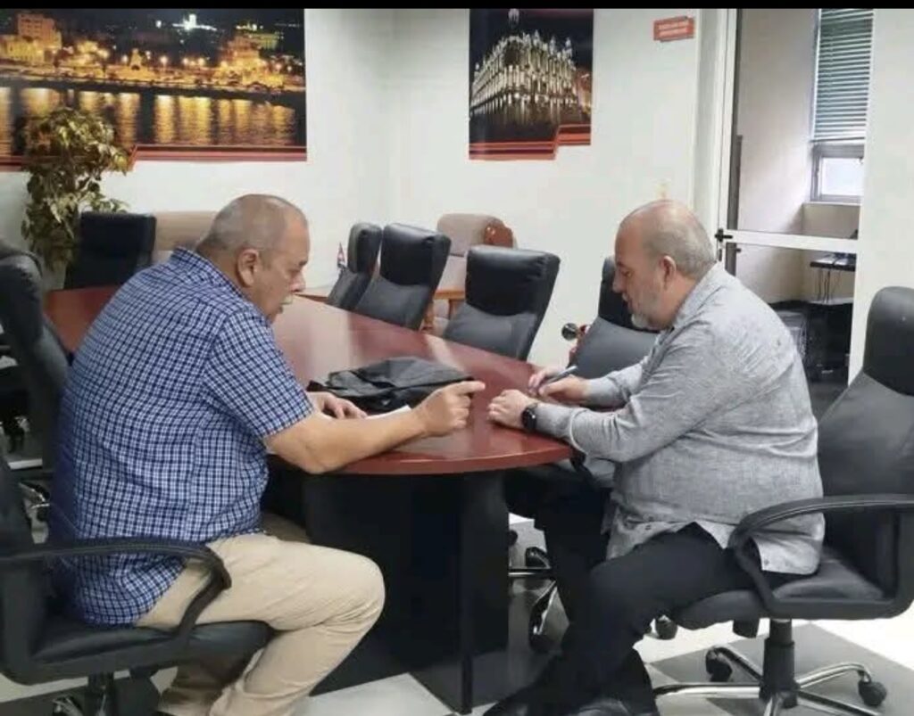 En la foto, el primer ministro y el ministro de Energía y MInas