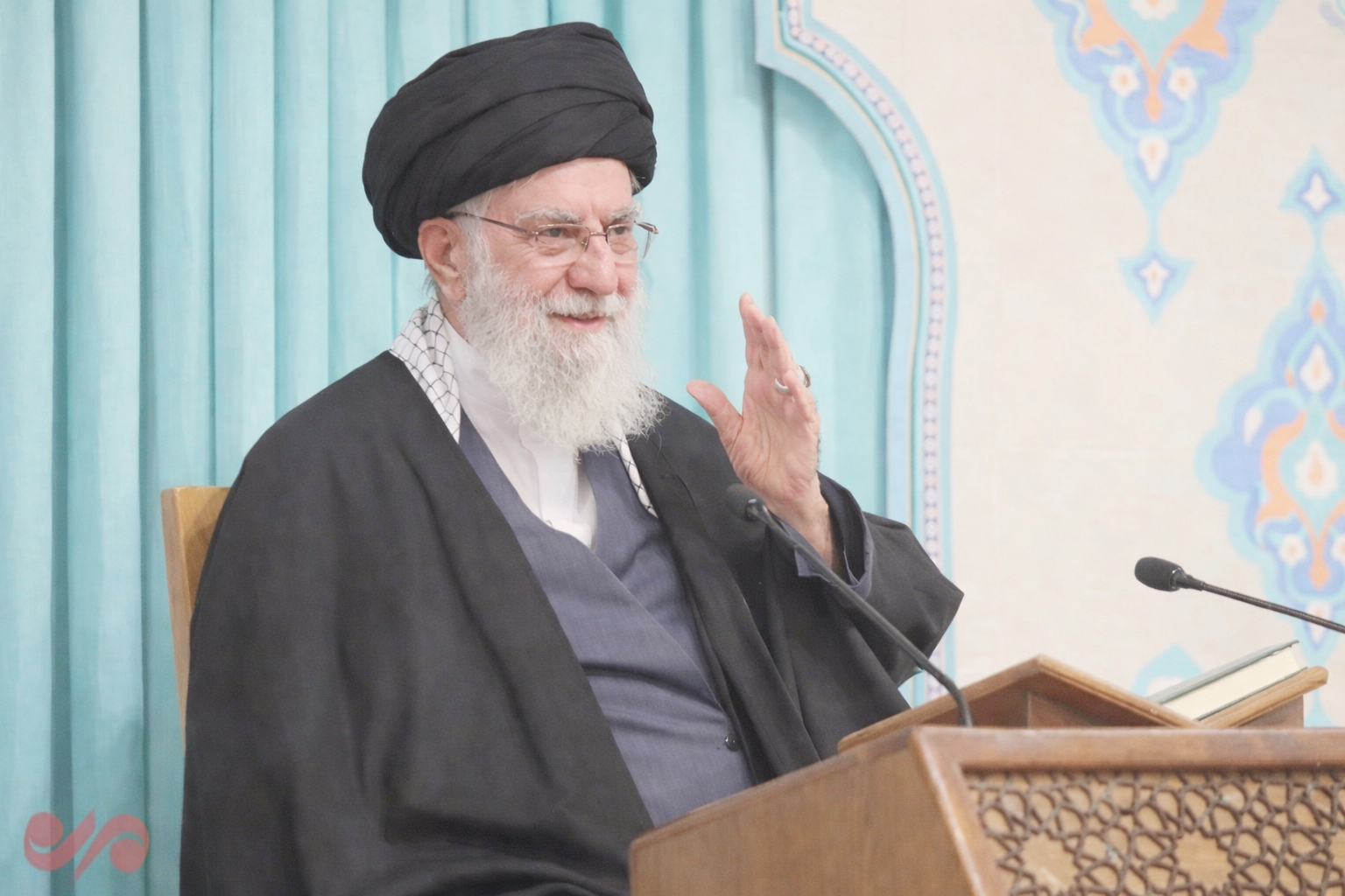 Fotografía con tonos suaves y pastel de Ali Jameneí, líder supremo de Irán, hablando desde un podio de madera.