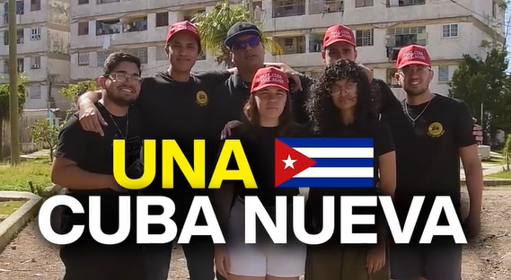 Grupo de jóvenes cubanos con gorras rojas y camisetas negras sosteniendo el mensaje Una Cuba Nueva
