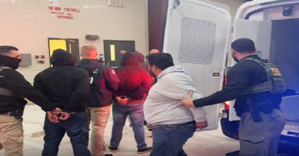 Arrestos de cubanos en EE.UU. se quintuplican mientras residencias permanentes caen a mínimos históricos