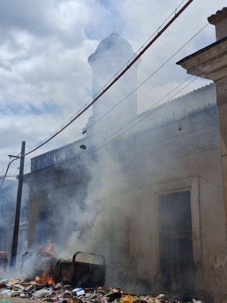 Basura y abandono en Centro Habana ponen en riesgo de incendio a la Parroquia San Judas y San Nicolás
