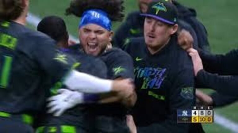 En la foto, el mexicano Jonathan Aranda celebra el triunfo ante Yankees