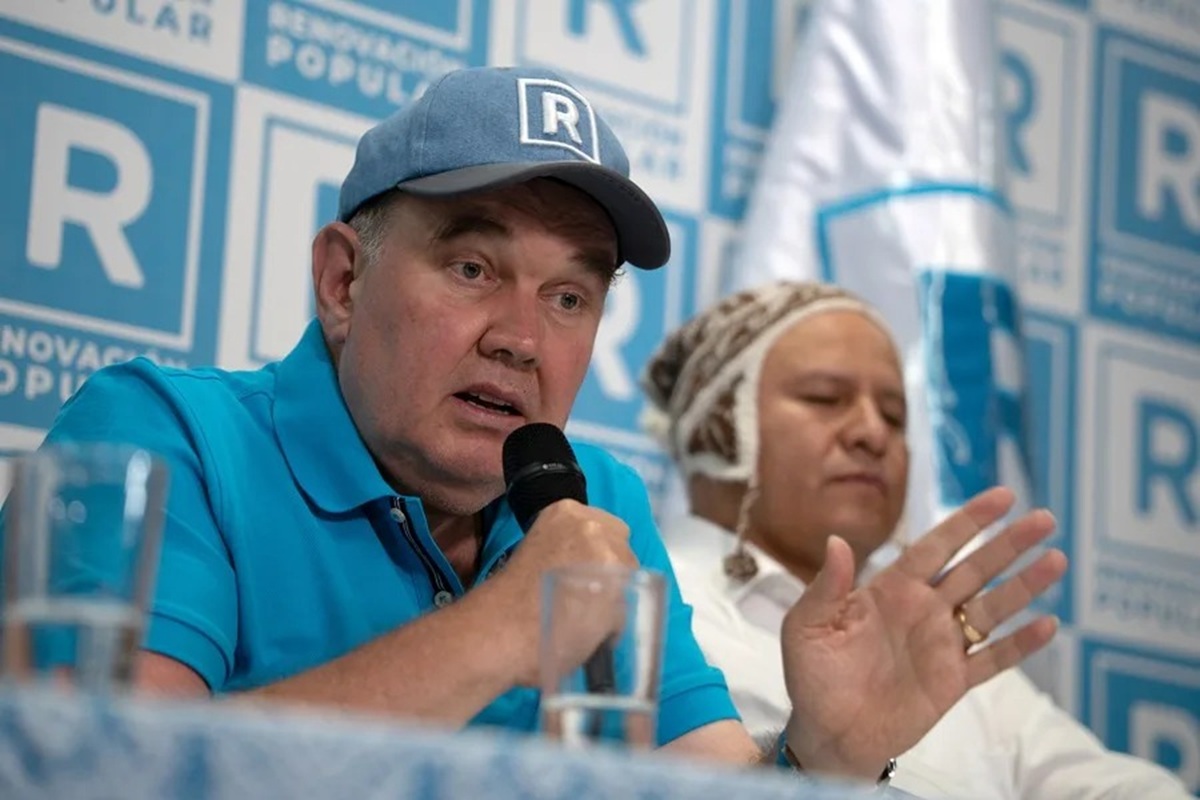 López Aliaga lidera elección en Perú; Fujimori segunda con 25% de votos contados 1 En la foto, el candidato ultraconservador por el partido Renovación Popular, Rafael López Aliaga, habla en una rueda de prensa este domingo, en Lima