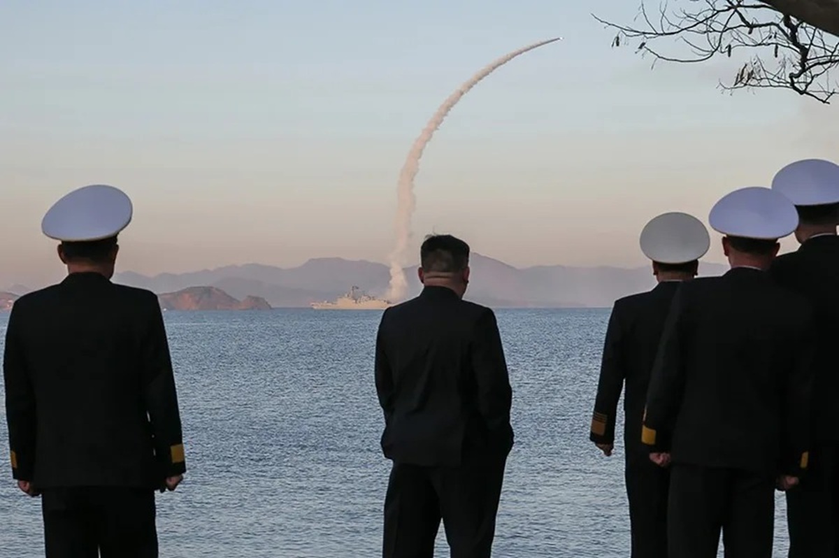 Kim supervisa nueva prueba de misiles de Corea del Norte desde un destructor ante tensiones con Corea del Sur 1 En la foto, Kim supervisa el lanzamiento de un misil desde un crucero
