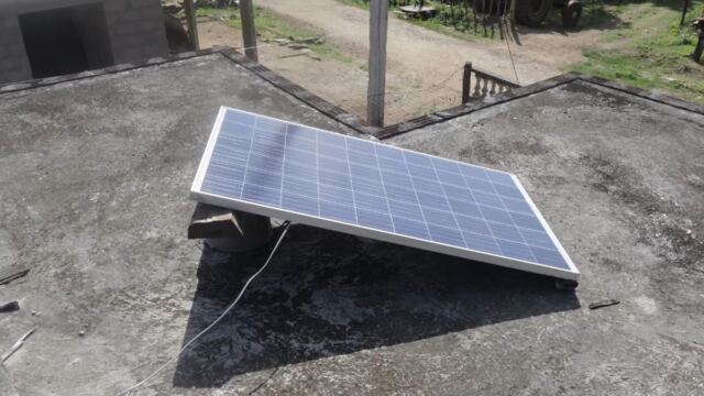 En la foto, paneles solares en el techo de una casa en Cuba