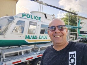 En la foto, el autor ante un helicóptero en Miami