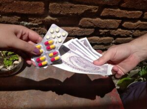 En la foto, venta de medicamentos en Cuba