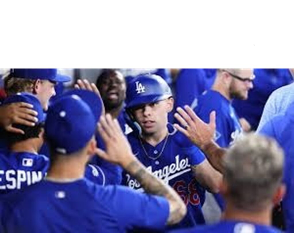 En la foto, jugadores de los Dodgers felicitan a Dalton Rushing tras conectar uno de sus dos jonrones