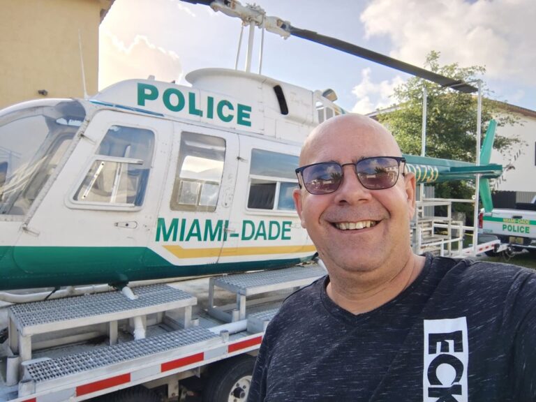 En la foto, el autor ante un helicóptero en Miami