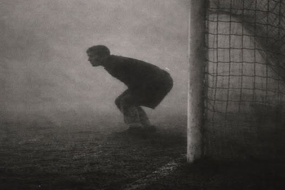 ¡El portero que se quedó solo en la niebla y siguió defendiendo la nada! 1 En la foto, Sam Bartram