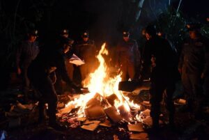 En la foto, una imagen de AI, sobre la quema de documentos