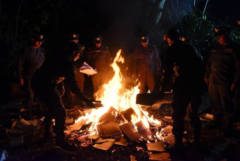 En la foto, una imagen de AI, sobre la quema de documentos