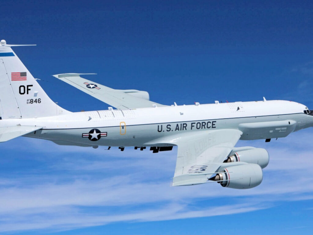 En la foto, este avión espía de EEUU ha sobrevolado continuamente la costa norte de Cuba