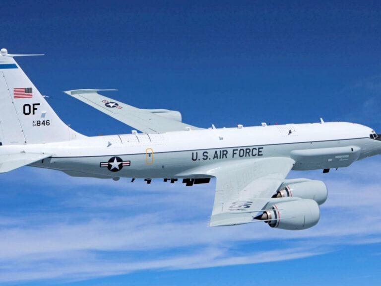 En la foto, este avión espía de EEUU ha sobrevolado continuamente la costa norte de Cuba