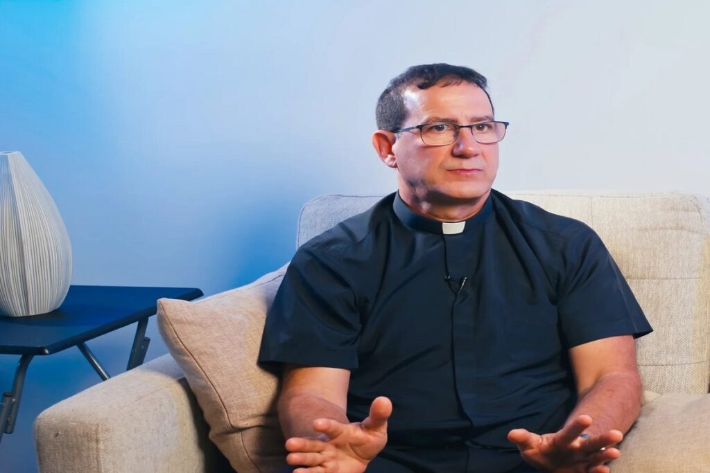 La ciberclaria que escupe bilis: defensa del padre Alberto Reyes ante la mentira oficial 3 En la foto, el padre Alberto Reyes