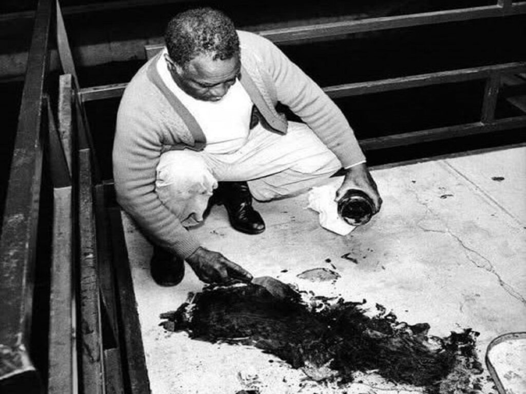 En la foto, un hombre intenta limpiar el balcón donde fue asesinado Martin Luther King Jr