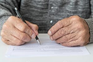 En la foto, una persona forma un documento