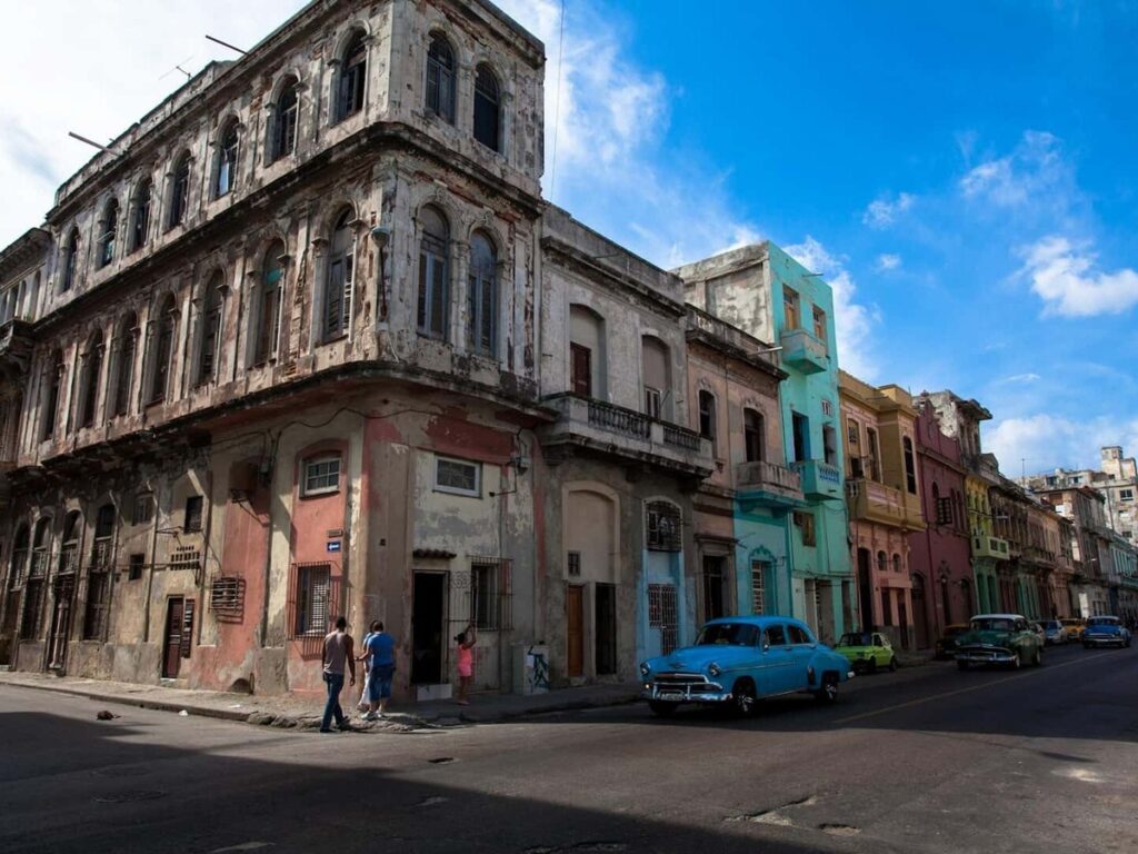 En la foto, una imagen de la Cuba que se cae a pedazos