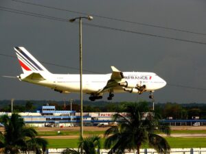 En la foto, un avión de Air France aterriza en La Habana