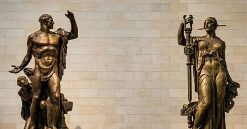 En la foto, las estatuas que flanquean la escalinata del Capitolio Nacional