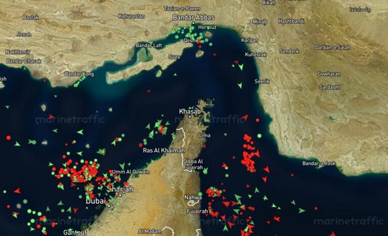 En la foto, el estrecho de Ormuz