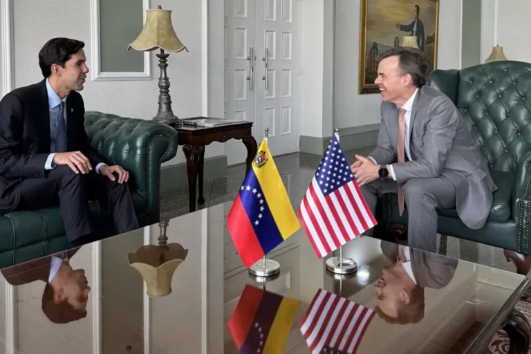 En la foto, a la derecha, el nuevo encargado de negocios de Estados Unidos en Venezuela, John Barrett, quien ya se encuentra en el país suramericano