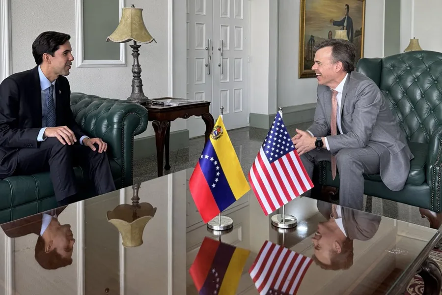En la foto, a la derecha, el nuevo encargado de negocios de Estados Unidos en Venezuela, John Barrett, quien ya se encuentra en el país suramericano