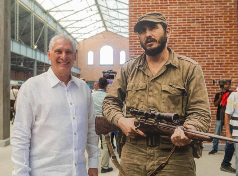 En la foto, Díaz-Canel al lado de una figura de Fidel Castro