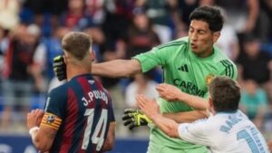 En la foto, Esteban Andrada golpea a Jorge Pulido