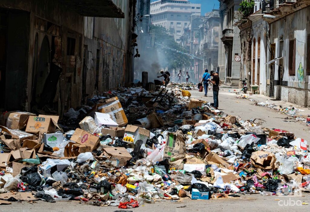 En la foto, enorme basurero en una calle de La Habana