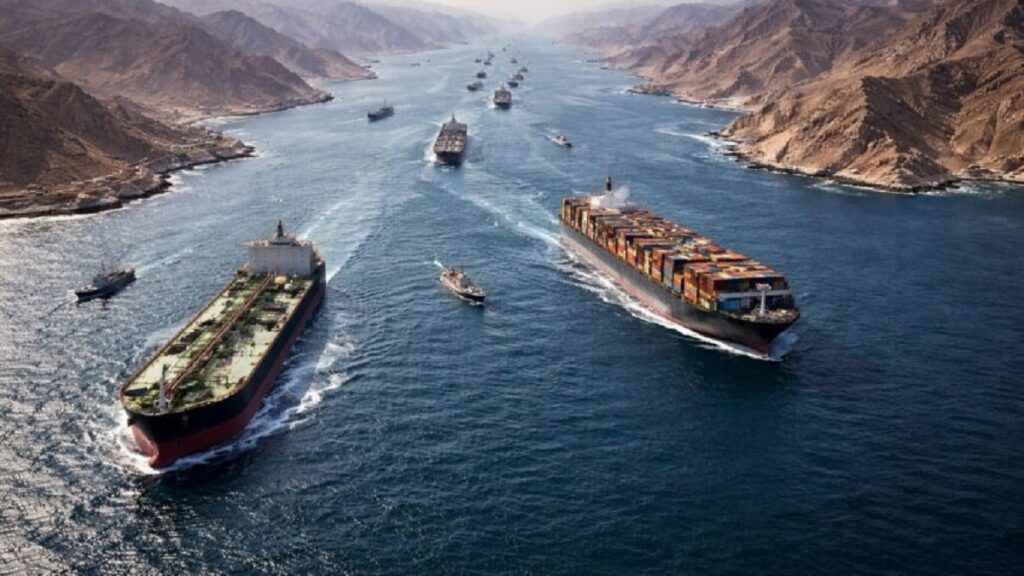 En la foto, barcos cruzando Ormuz