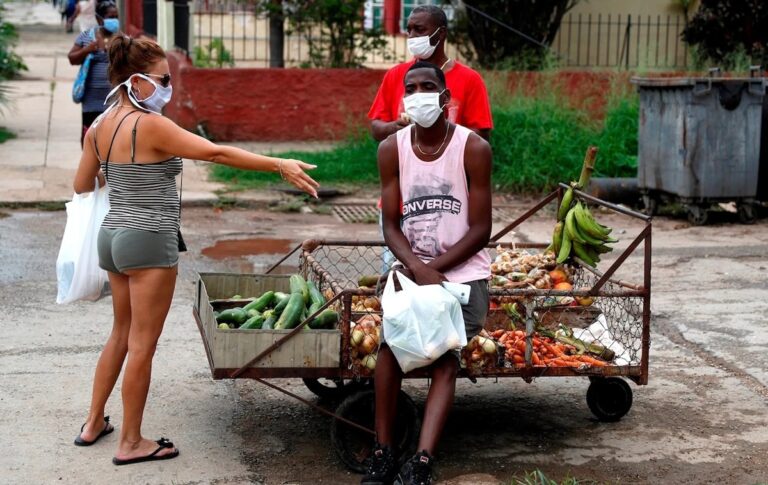 El monopolio se viste de “flexibilización” 2 En la foto, un vendedor ambulante en Cuba