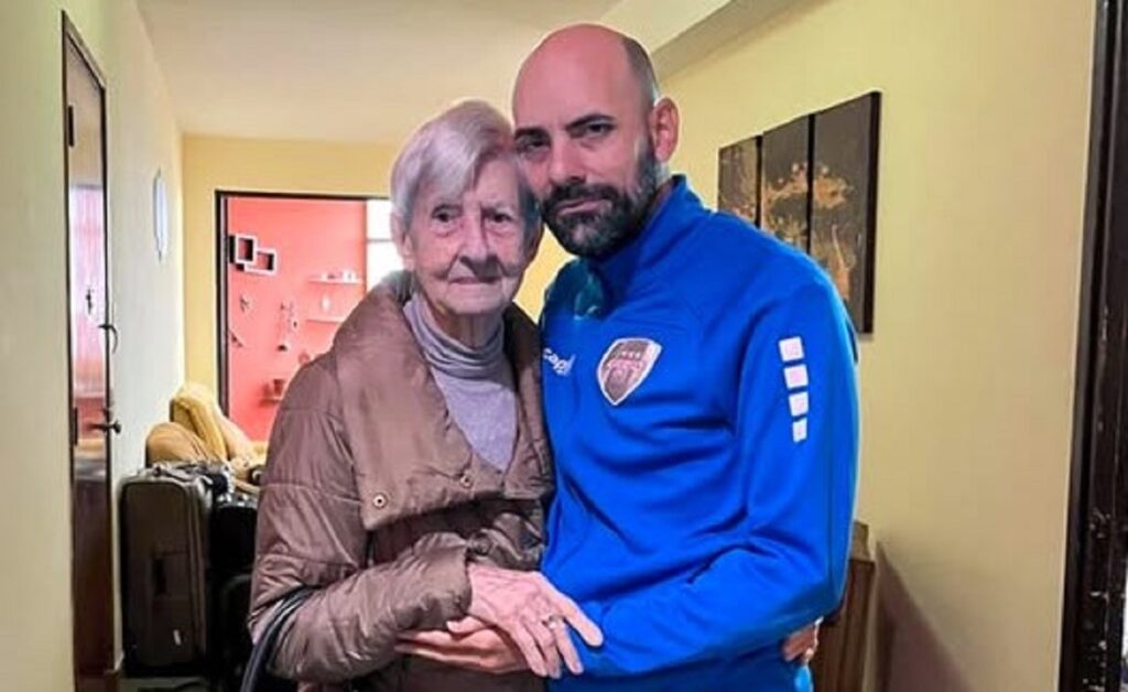 En la foto, el autor y la abuela