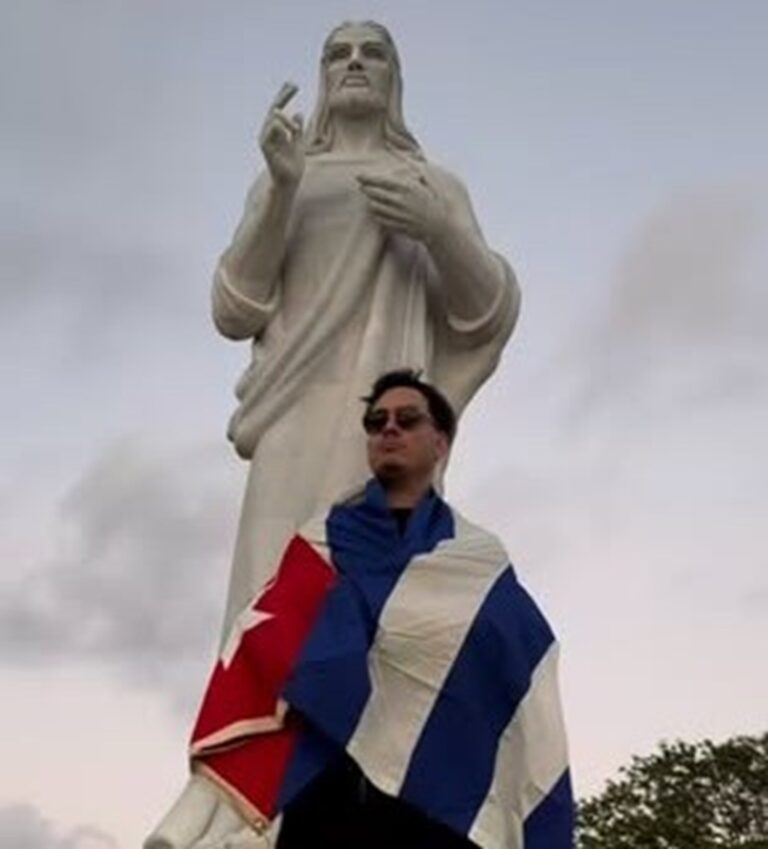 En la foto, Sandro Castro ante el Cristo de La Habana