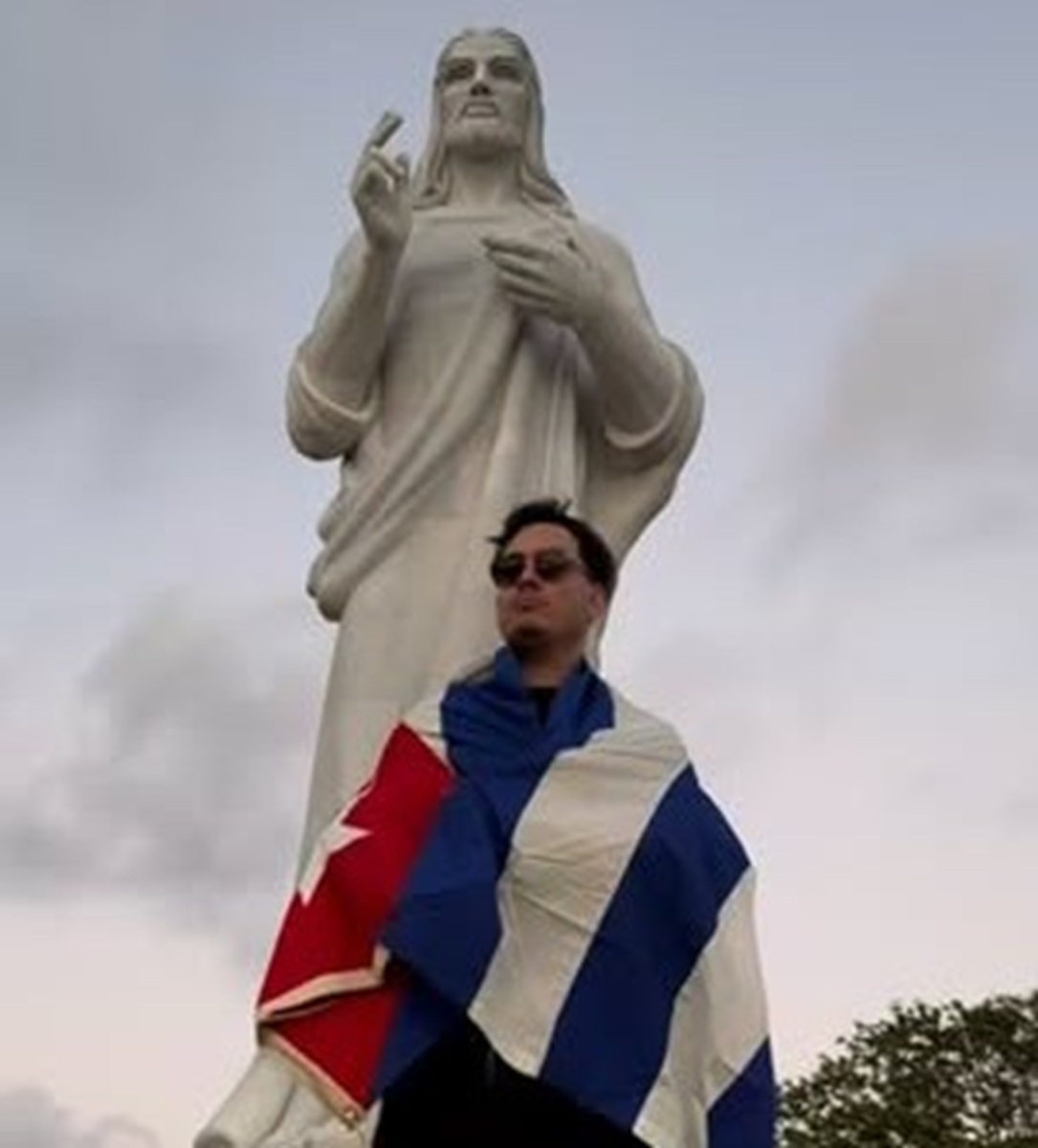 En la foto, Sandro Castro ante el Cristo de La Habana