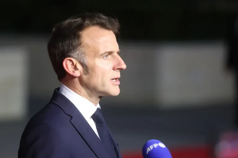 En la foto, El presidente francés, Emmanuel Macron, hace unas declaraciones a la prensa este jueves en Agia Napa, Chipre
