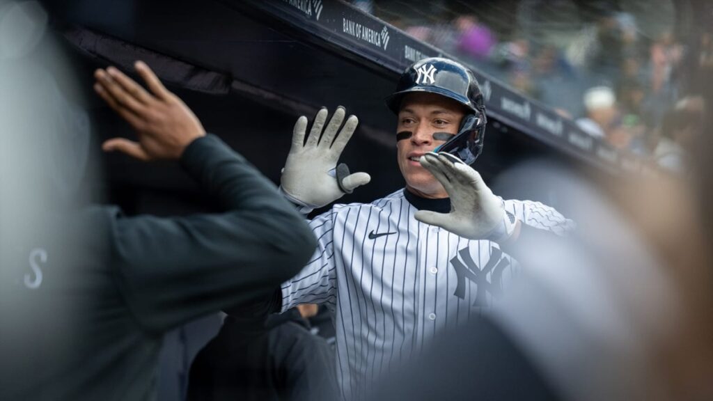 En la foto, Aaron es saludado por sus compañeros tras pegar cuadrangular