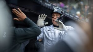 En la foto, Aaron es saludado por sus compañeros tras pegar cuadrangular