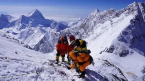 En la foto, escaladores en el Himalaya
