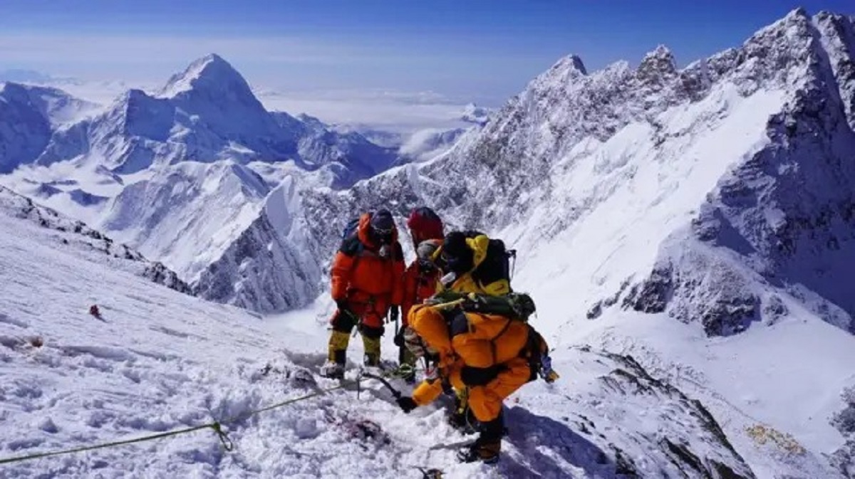 En la foto, escaladores en el Himalaya