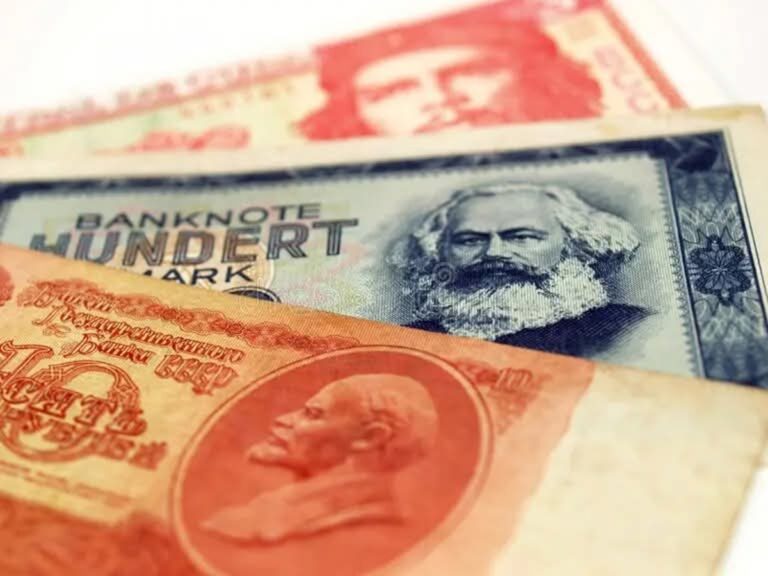 En la foto, billetes