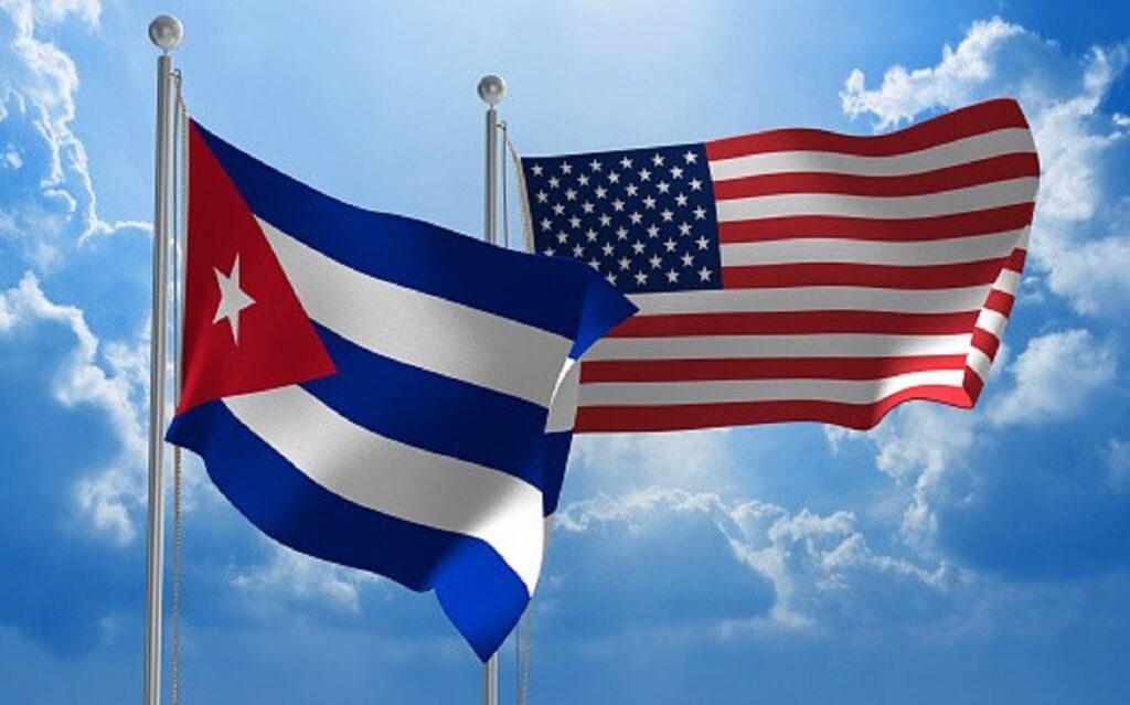 En la foto, banderas de Estados Unidos y Cuba