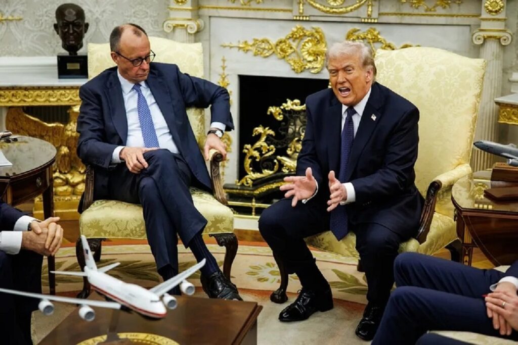 En la foto, El presidente de Estados Unidos, Donald Trump (d), durante una reunión con el canciller alemán, Friedrich Merz (i), en una imagen de archivo