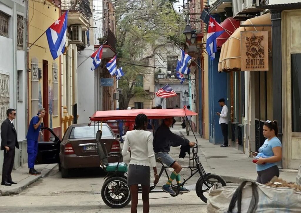 ONG eleva a 27 los presos políticos excarcelados en Cuba tras el acuerdo con El Vaticano 4 En la foto, Personas transitan por una calle decorada con banderas de Cuba, en La Habana