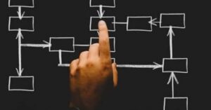 En la foto, un dedo apunta al centro de una imagen