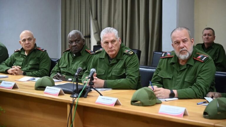 En la foto, parte de la cúpula dirigente cubana